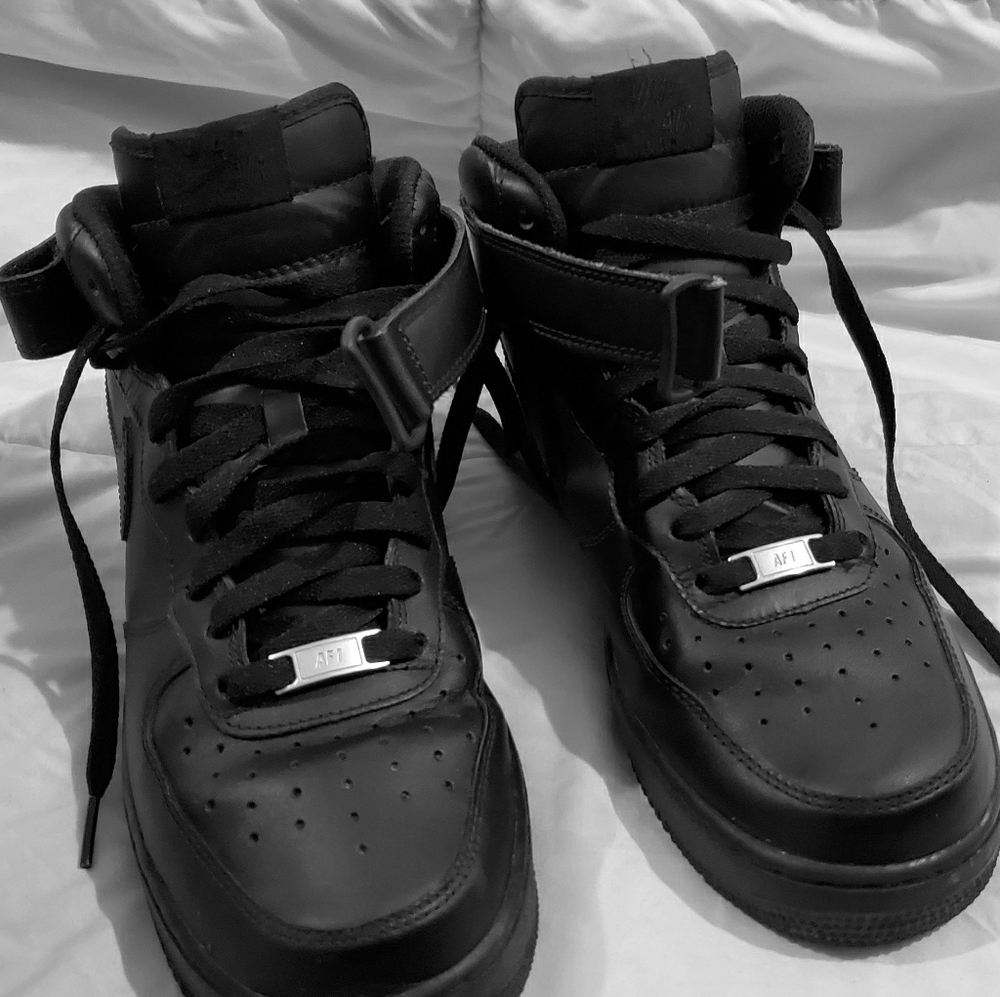 Nike Air Force 1 Mid Top in Triple Black